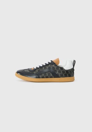 Zwarte leren sneaker met een geruit patroon, gumrubberen zool, witte veters, tan accenten en een zachte achterkant. Inclusief een trekhanger voor gemakkelijk aantrekken.