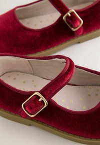 Rode velvet Mary Jane-schoenen met een ronde neus, een riempje met een gouden gesp en een crèmekleurig binnenzool met sterrenpatroon. Rubberen zool.