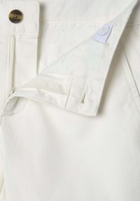 Pantaloni corti bianchi in tessuto con chiusura a bottoni e zip. Include una linguetta interna di chiusura bianca e dettagli di cucitura discreti.