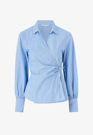Camicia avvolgente a righe blu con maniche lunghe a sbuffo, polsini con bottoni e vita aderente. Il tessuto sembra leggero e dalla texture liscia.