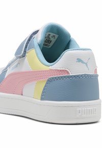 PUMA tenisky s viacfarebným dizajnom v modrej, ružovej, žltej a bielej farbe, vyrobené z syntetickej kože s suchým zipsom a textúrovanými detailmi.