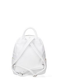 Piccolo zaino in pelle bianca con spallacci regolabili incrociati sul retro e una maniglia superiore su uno sfondo bianco.