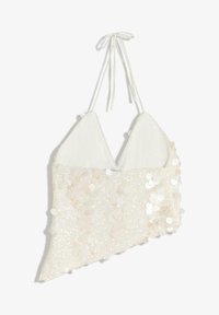 Bílý krátký top s halter výstřihem, třpytivý, s trojúhelníkovými košíčky a asymetrickým lemem, zdobený kulatými reflexními flitry.