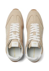 KARL LAGERFELD SNEAKER VENUS EMBRO MIT SIGNIA-AUFNÄHER - Treniņu apavi - off white