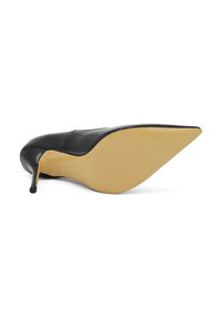 Tacco a stiletto in pelle nera con design a punta e finitura liscia. Presenta una suola in gomma beige con texture rigata per una migliore aderenza.