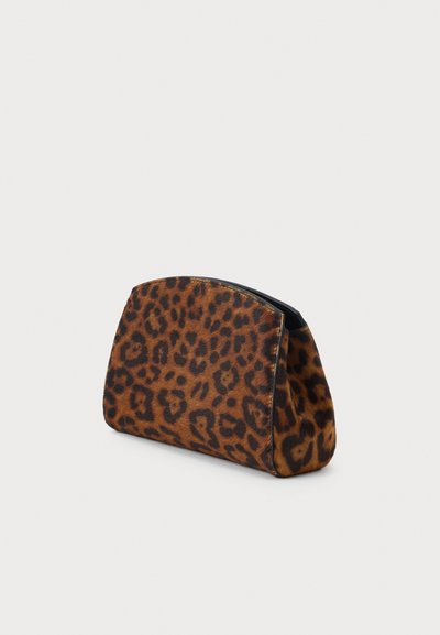 Leopárdmintás csengettyűtáska lekerekített felső résszel, textúrált anyagból készült. Fekete szegéllyel és kompakt, strukturált formával rendelkezik.