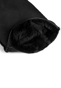 Schwarze Winterhandschuhe mit weichem, dickem Fleece-Futter, mit der offenen Manschette nach vorne auf einem weißen Hintergrund positioniert.