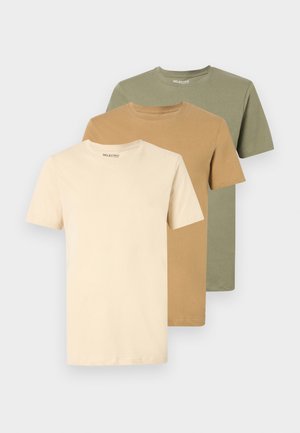 Drie T-shirts met korte mouwen in beige, bruin en olijfgroen, gemaakt van katoen met een zachte textuur en een ronde hals.