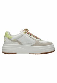 Vita sneakers med grå och gröna detaljer, överdel i texturerat läder, tjock vit plattformssula och flerfärgade flätade skosnören.