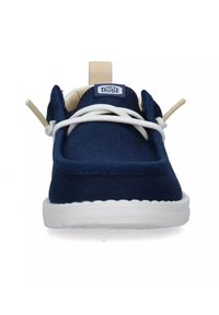 Scarpe in tela navy con suola bianca, punta tonda, lacci elastici e un tallone beige a contrasto con il logo del marchio sulla linguetta.