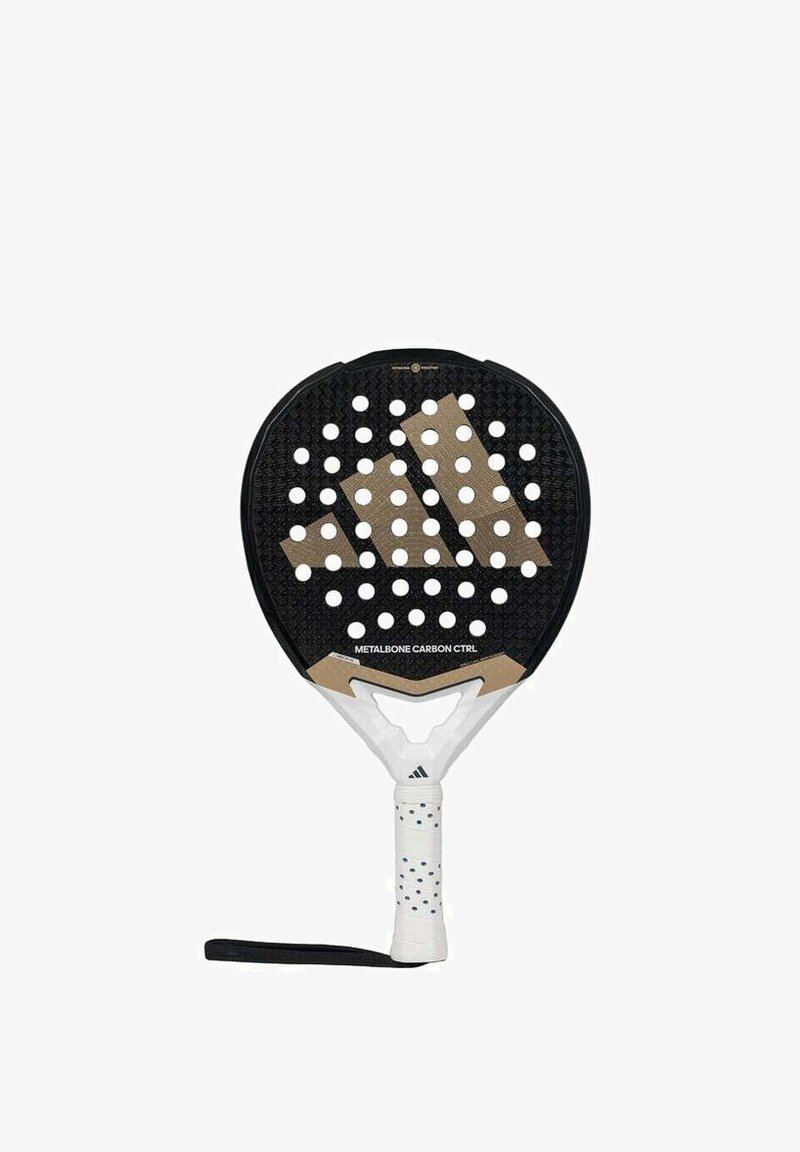 Zwarte paddle met een geperforeerd oppervlak, voorzien van gouden accenten en een witte handgreep met een textuur voor betere grip. Ontwerp geoptimaliseerd voor prestaties.