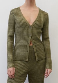 Olivkowy, prążkowany kardigan z głębokim dekoltem w kształcie V, długimi dopasowanymi rękawami i sześcioma guzikami z przodu. Wykonany z teksturowanej dzianiny.