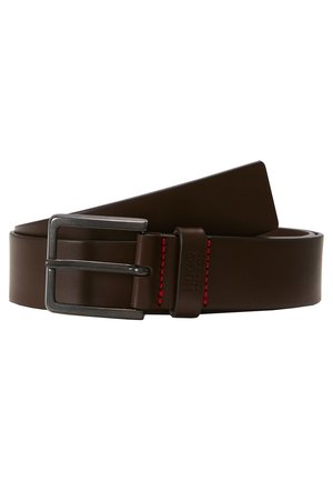 Bruine leren riem met een zilveren metalen gesp, voorzien van rode stiksel details, een vlak ontwerp en een gladde structuur.