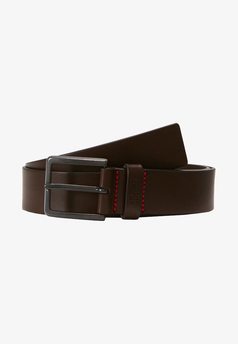 Ceinture en cuir marron avec une boucle en métal argenté, ornée de coutures rouges, à design plat et texture lisse.