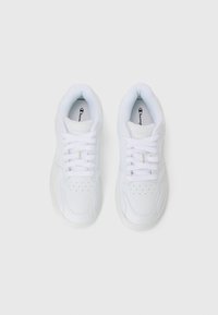 Hvite sneakers med glatt skinnøvre, rund tå, perforerte detaljer, flate snørebånd og polstret krage. Logo på tungen.