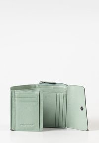 Portafoglio in pelle verde menta con una finitura testurizzata, dotato di più scomparti per carte e di un compartimento con zip, si apre con un bottone a scatto.