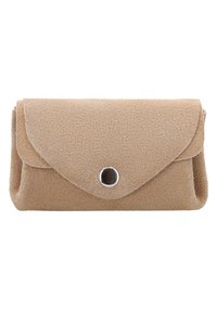 Beige suède clutchtas met overslaande flap en enkele zilverkleurige ronde drukknoopsluiting, gestructureerd oppervlak, rechthoekige vorm.