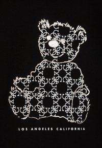 T-shirt nera con una grafica di un orso argentato formata da lettere intrecciate, con la scritta "Los Angeles California" in bianco sotto.