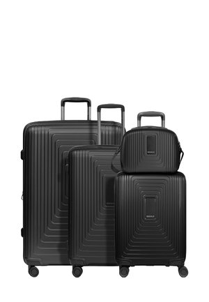Trois valises noires à coque rigide de tailles variées, présentant une texture nervurée et des surfaces lisses, avec des poignées rétractables et des roulettes.