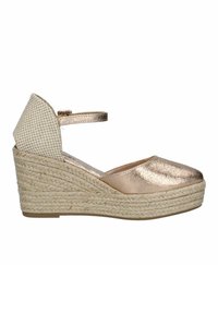 Espadrille compensé en rose gold métallisé avec une base en jute tressé, un accent textile à carreaux au talon et une sangle de cheville pour un maintien sécurisé.