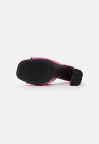 Madden Girl Pantofle na podpatku - pink