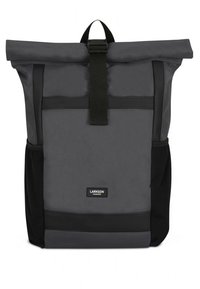 Grå roll-top rygsæk lavet af holdbart stof; har en forlomme, sorte sideaccenter og en central remlukning.