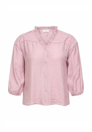 Gaiši rozā blūze ar trim ceturtdaļām piedurknēm, V-veida kakla izgriezumu, zvani-vītnē eņģeli un dekoratīvām izšuvēm uz pleciem. Piedurknēs ar pogām.