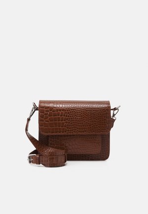 Sac bandoulière marron en simili cuir texturé avec un motif crocodile, doté d'une fermeture à rabat et d'une bandoulière ajustable.