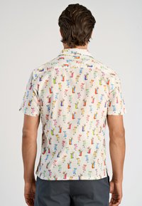 Kortærmet skjorte i let stof med et farverigt cocktailprint. Bemærkelsesværdige detaljer inkluderer livlige designs af forskellige drinks og glas.