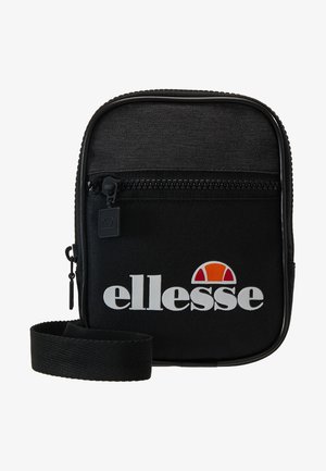 Borsa a tracolla in tessuto nero con chiusura a zip, caratterizzata da un logo "ellesse" bianco e un grafico arancione e rosso sopra di esso. Include una tracolla intrecciata.