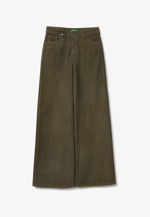 Pantaloni a gamba larga in corduroy verde oliva. Presentano cinque tasche, una chiusura con bottone metallico e cuciture a vista. Tessuto testurizzato su tutta la superficie.