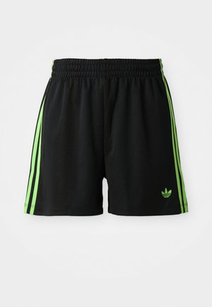 Černé sportovní šortky s elastickým pasem na šňůrku, na každé straně jsou tři vertikální zelené pruhy a na šortkách je zelené logo Adidas.