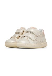 Sneakers per bambini leggeri di colore beige chiaro con due strap in velcro, occhielli dorati, dettagli laterali perforati e accenti rosa sul tallone.