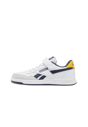 Witte low-top Reebok sneaker met marineblauwe strepen, een gele hielpatch, klittenbandsluiting en witte rubberen zool.