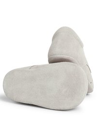 Pantofole in suede grigio con una texture morbida, punta arrotondata e design della suola liscia. La parte inferiore presenta una base leggera e piatta per uso interno.