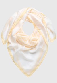 Écharpe en soie blanche avec un motif à rayures jaunes, présentant une texture douce, une forme triangulaire et une bordure en satin jaune.