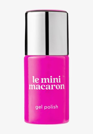 Felroze gelnagellakfles met zilveren dop, gelabeld "le mini macaron" op een witte achtergrond.