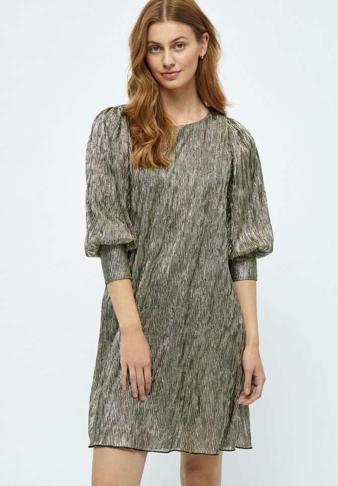 Robe courte à manches bouffantes en tissu argent métallique et noir avec un motif rayé subtile, dotée d'un col rond et d'une coupe décontractée.