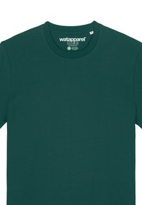 Groene katoenen t-shirt met een ronde halslijn en korte mouwen. Bevat een label bij de kraag met verzorgingsinstructies en de merknaam.