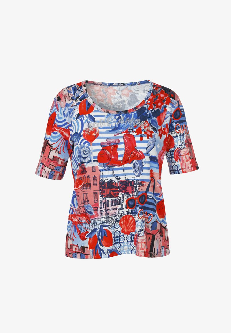 T-shirt graphique à manches courtes en bleu, rouge et blanc avec un design mixte comprenant des fleurs, de l'architecture, un scooter et des éléments de texte.