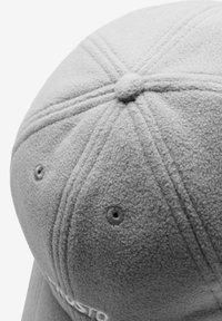 Szara czapka bejsbolowa z polaru z usztywnioną koroną, przeszyciami na panelach i małymi otworami wentylacyjnymi po bokach.