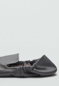 Szary baletowy płaski but ze skóry z miękkimi, marszczonymi krawędziami i zaokrąglonym noskiem. Wnętrze wyposażone jest w gładką podszewkę zapewniającą komfort.