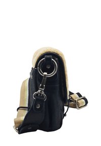 Sac à bandoulière compact de couleur bleu marine avec une bandoulière ajustable à rayures beige, blanche et verte, ainsi que des détails en métal argenté avec des anneaux et fermoirs.