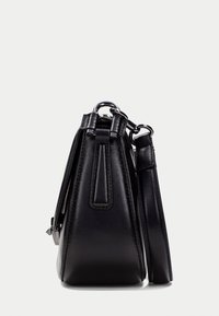 Sort læderhåndtaske med en struktureret trekantet form, der har en aftagelig rem og sølvfarvede hardware detaljer. Glat tekstur med syede detaljer.