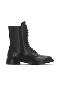 Stivale alla caviglia in pelle nera con punta tonda, design a lacci verticali e tacco basso impilato. Texture liscia con dettagli di cucitura minimi.