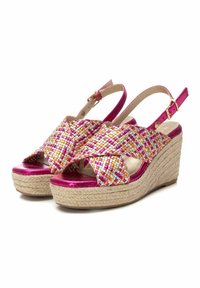 Sandalias de cuña con parte superior tejida en rosa y dorado, plantilla de yute y acentos metálicos en rosa. Incluye correa tipo slingback con hebilla ajustable.