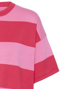 Pletený top s krátkym rukávom s širokými horizontálnymi pruhmi v striedavých ružových a červených odtieňoch, s okrúhlym výstrihom.