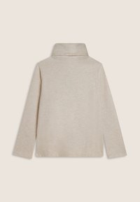Pullover beige chiaro a maniche lunghe con colletto alto, texture morbida e design minimalista. Nessun motivo visibile o dettagli in metallo.
