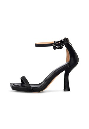 Sandal de tacón alto negro con una correa amplia en la puntera y una correa delgada en el tobillo. Presenta una hebilla decorativa con acentos negros. Textura de cuero suave.