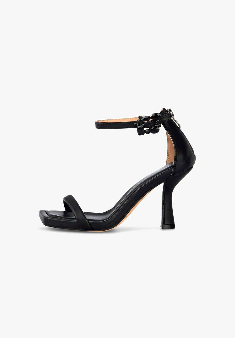 Sandal de tacón alto negro con una correa amplia en la puntera y una correa delgada en el tobillo. Presenta una hebilla decorativa con acentos negros. Textura de cuero suave.